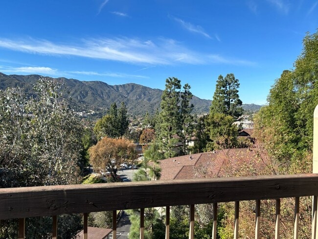 Building Photo - Gorgeous condo with Amazing Views!