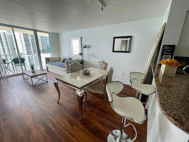 Building Photo - 1155 Brickell Bay Dr