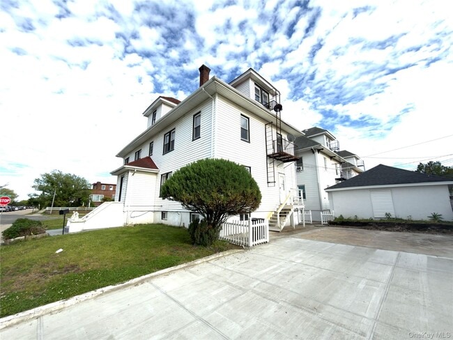 Building Photo - 517 Laurelton Blvd