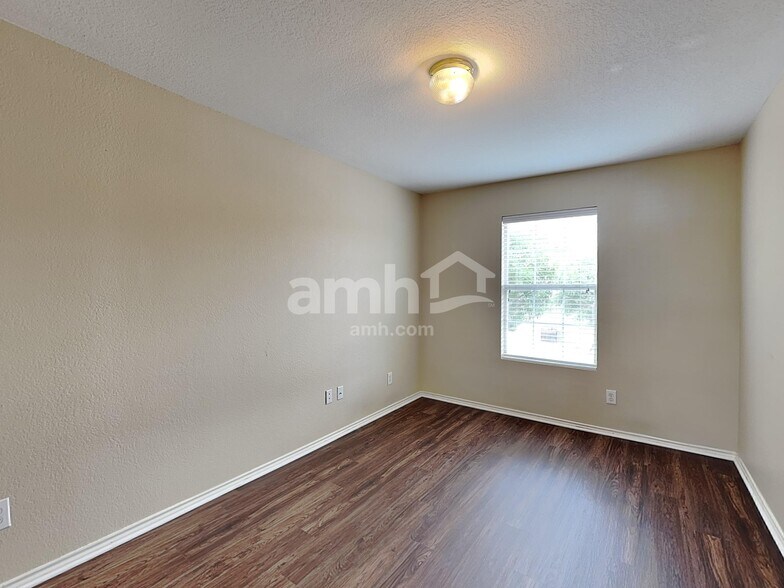 Building Photo - 9314 Silver Vis