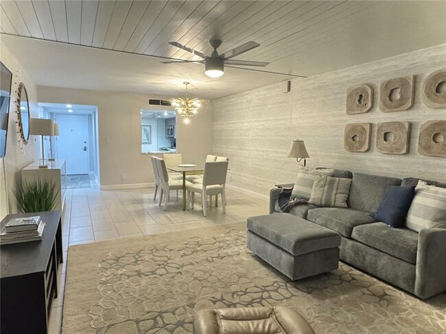 Building Photo - 7400 Sun Island Dr S