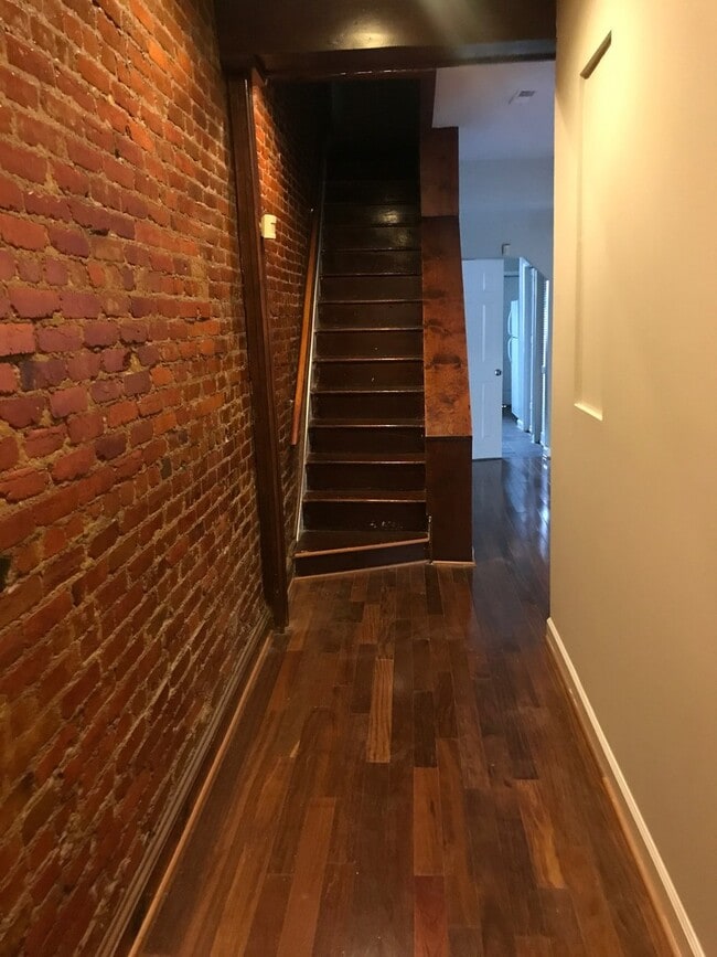 Building Photo - Gorgeous 3 Bedroom , 2 Level Townhome- Hardwood floors, Newly Renovated