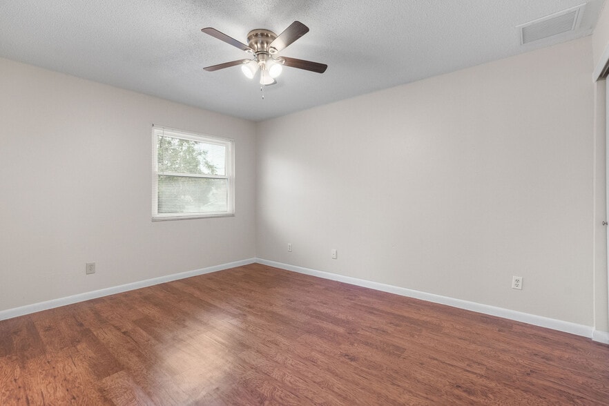 Building Photo - 2078 Loma Linda Way N