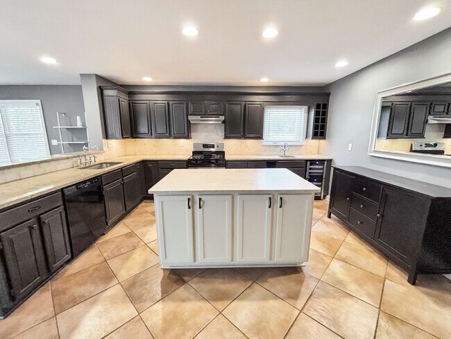 Building Photo - BEAUTIFUL Property in Marietta!
