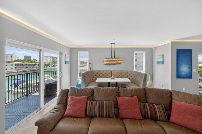 Building Photo - 8125 Crespi Blvd