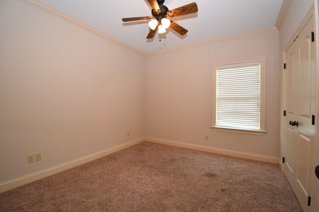 Building Photo - Spacious 3 Bedroom, 2 Bath Home