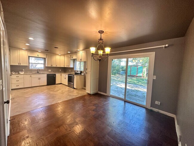 Building Photo - Fully Remodeled 3-bed 1-bath House Availab...