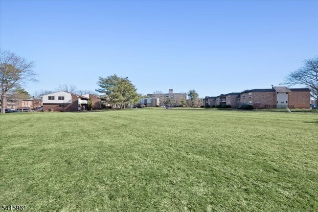 Building Photo - 807 Eves Dr