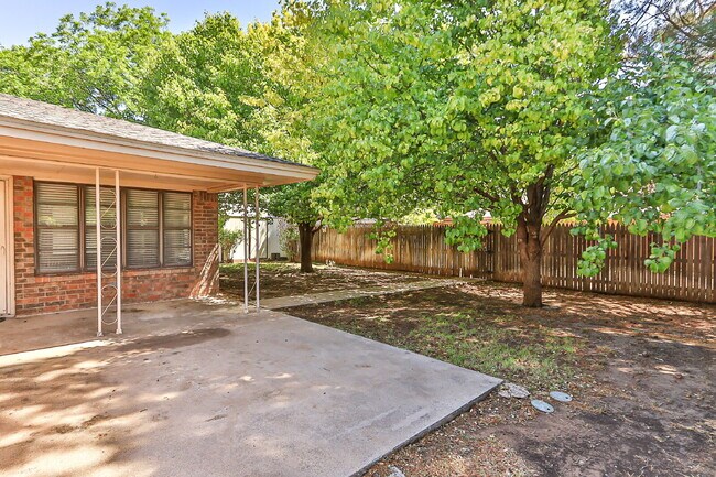 Building Photo - 2 Large Living areas! Approximately 2100 S...