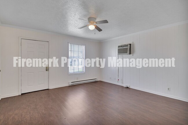 Building Photo - This 2 Bdr, 1 Bath, 1 Story duplex (Left S...