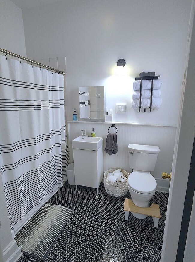 Building Photo - 123 Elmwood Ave