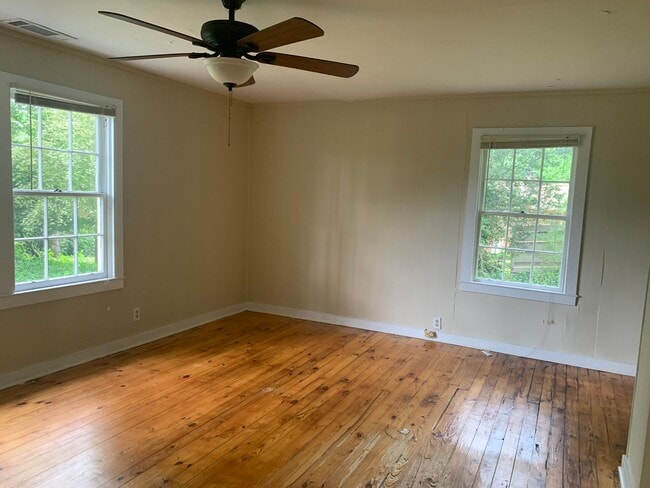Building Photo - 3 Bedrooms, 1 Bathroom - Home in East Rome!