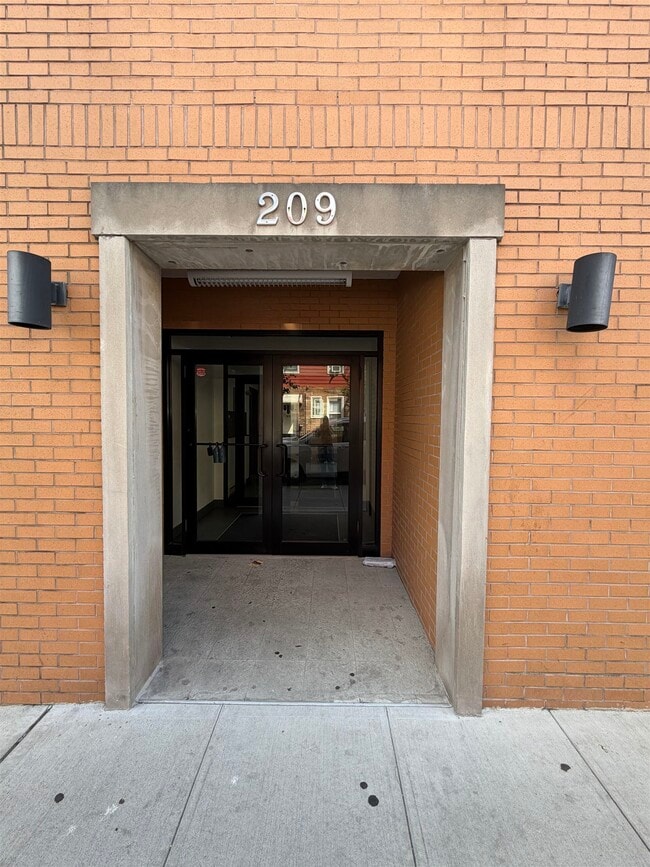 Building Photo - 209 40th St