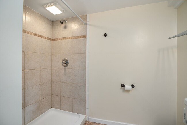 Building Photo - Recently Updated Home in Baldwin!