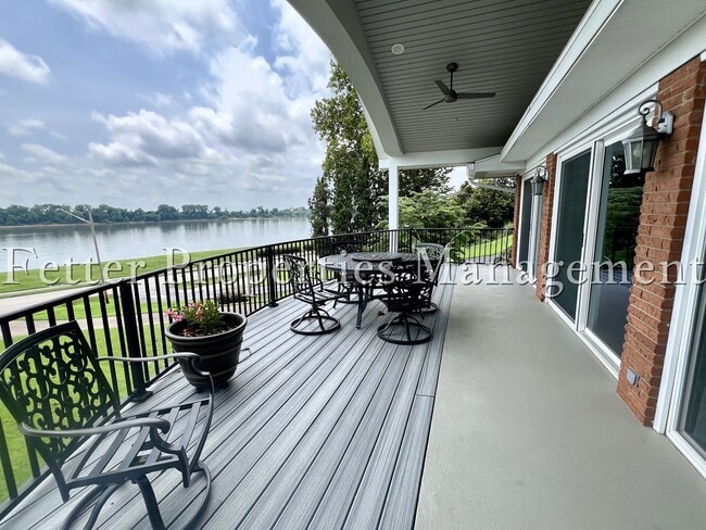 Building Photo - Riverfront Living with Mid-Century Flair