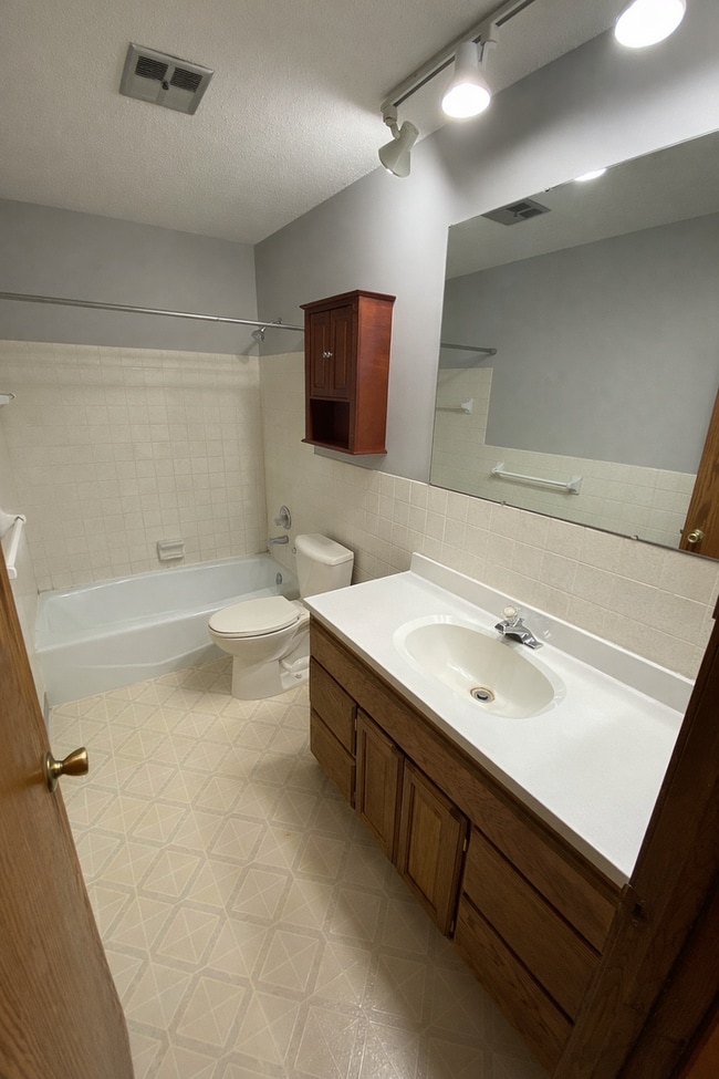 Building Photo - Updated 2br/1ba Townhome in Apple Valley - $500 off first months rent if you move in by 5/1