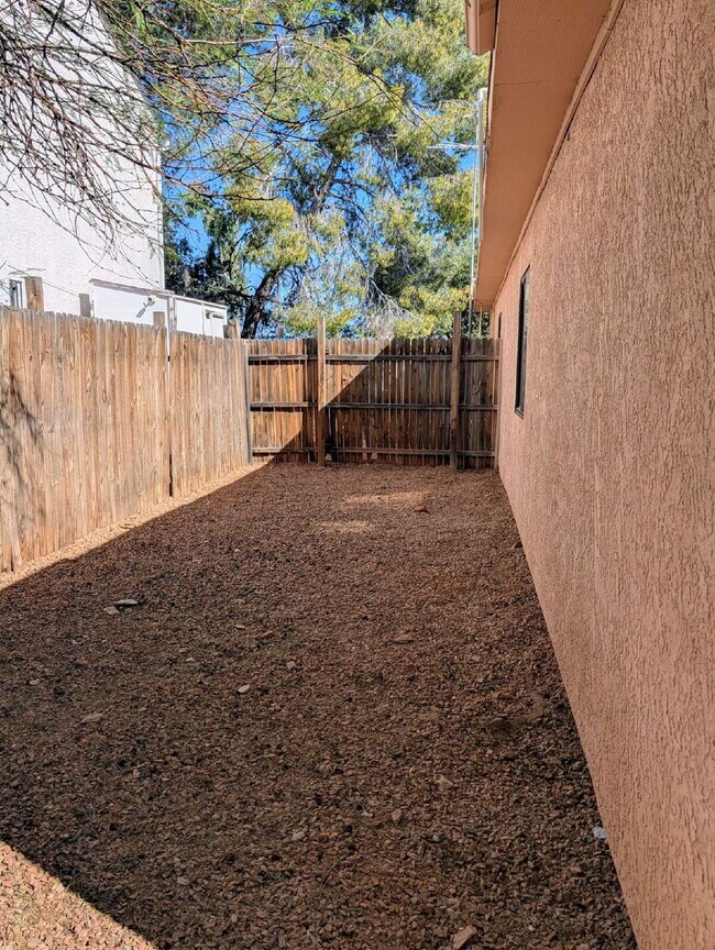 Building Photo - Spacious 2 Bedroom with Private Yard!