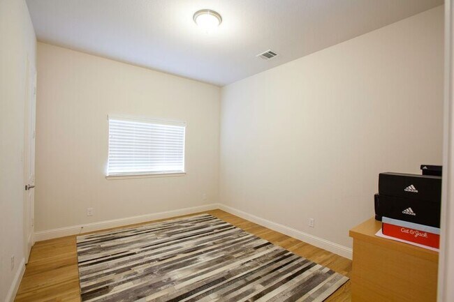Building Photo - 1614 Thoroughbred Ln