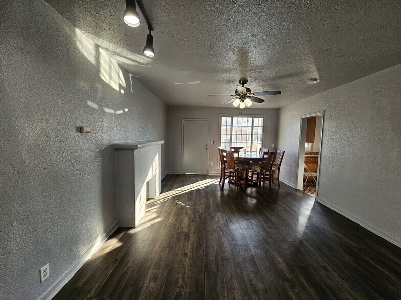 Building Photo - 1517 W 60th Pl