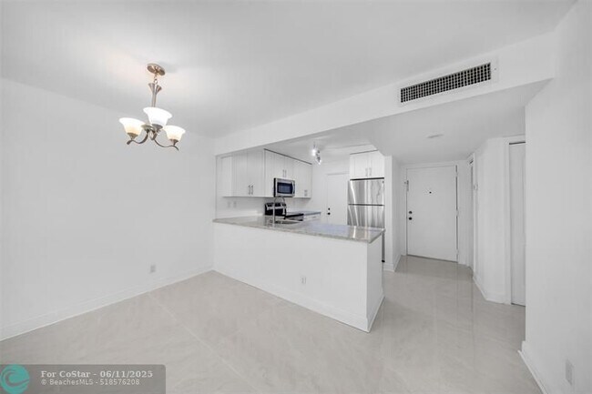 Building Photo - 2300 S Cypress Bend Dr