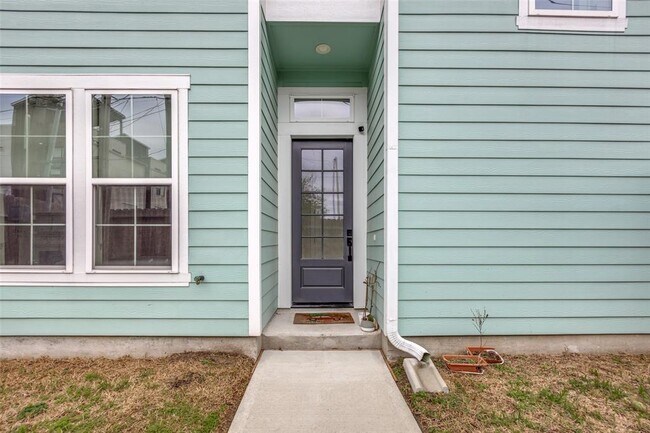 Building Photo - 204 Burr St