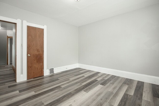 Building Photo - 3 Bedroom/1 bath Single House!!