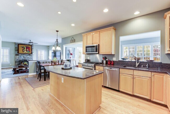 Building Photo - 2945 Oakton Knoll Ct