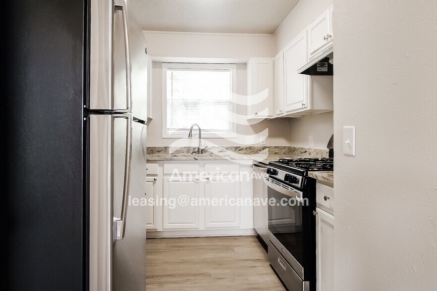 Building Photo - 147 W 49th Pl N