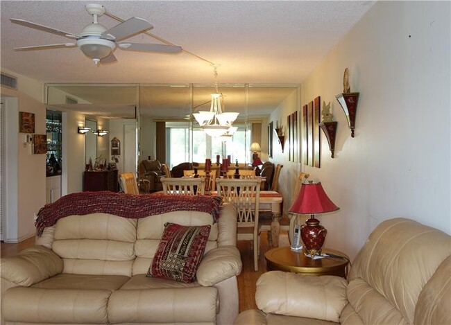 Building Photo - 2901 S Palm Aire Dr