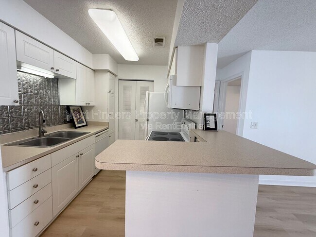 Building Photo - 10200 Belle Rive Blvd