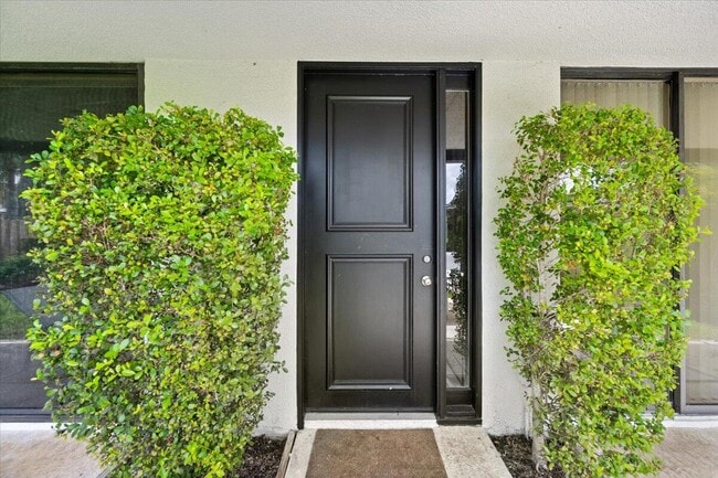 Building Photo - 11876 Pebblewood Dr
