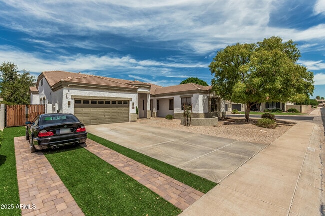 Building Photo - 3000 E Parkview Dr