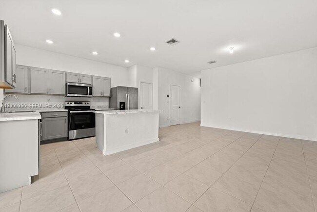 Building Photo - 1167 SW 7th Ct