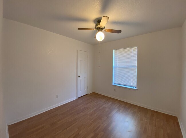 Building Photo - 1303 Falcon Trl