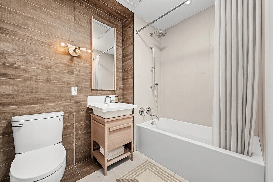 Building Photo - 123 Melrose St