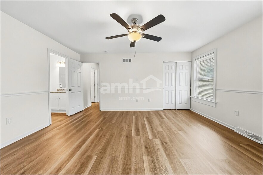 Building Photo - 2113 Lynwood Pl