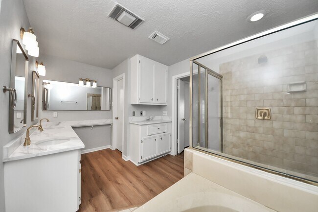 Building Photo - 1023 Oyster Bay Dr