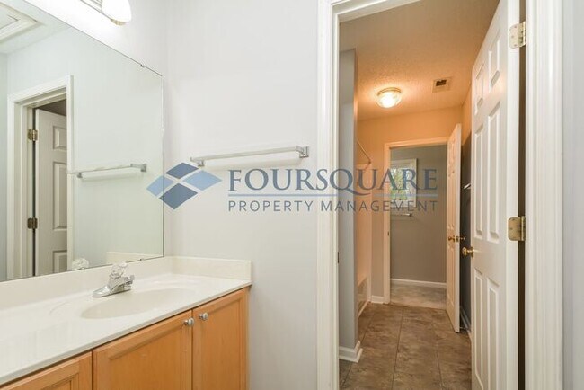 Building Photo - Townhome | 1st Floor Master Bedroom/ Full ...