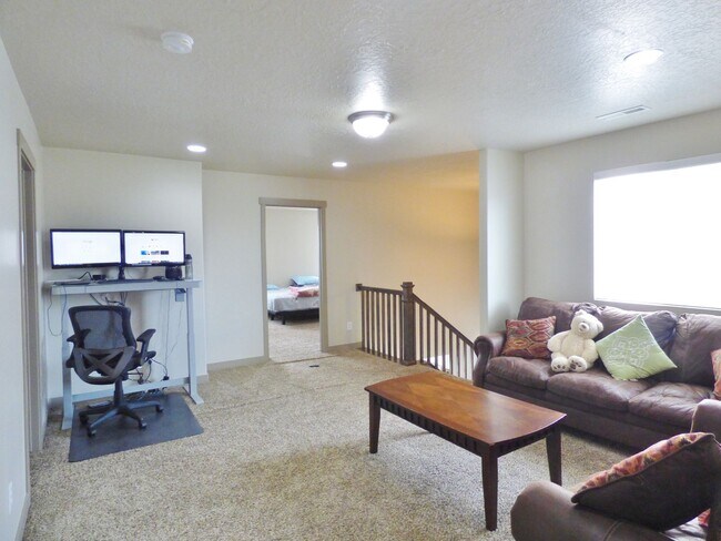 Building Photo - Great 4 Bd 3.5 Bath Townhome