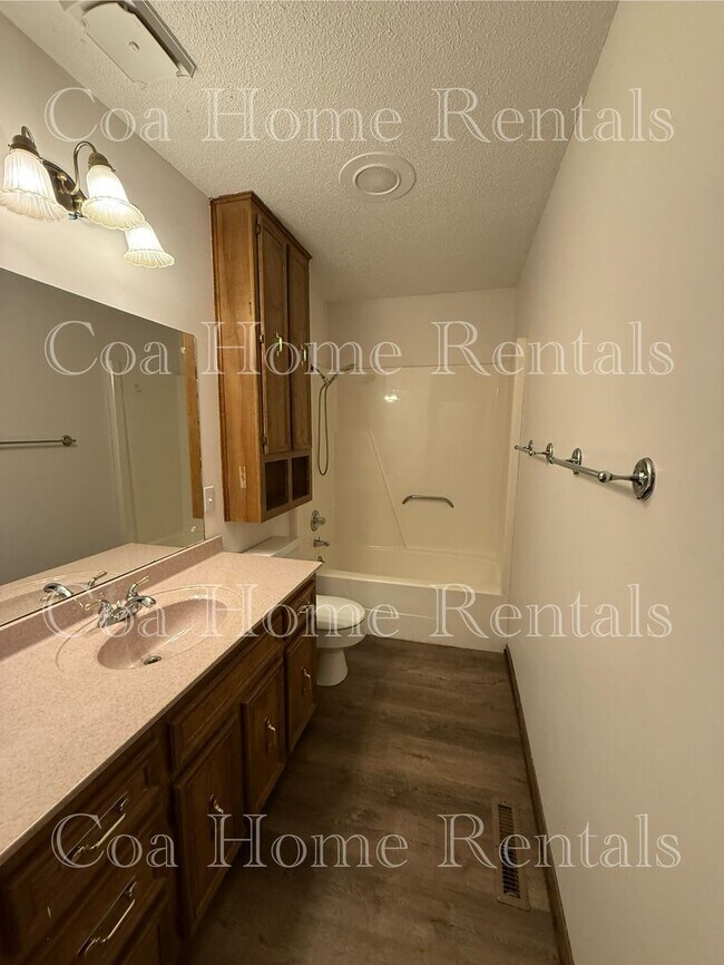 Building Photo - South East side Duplex