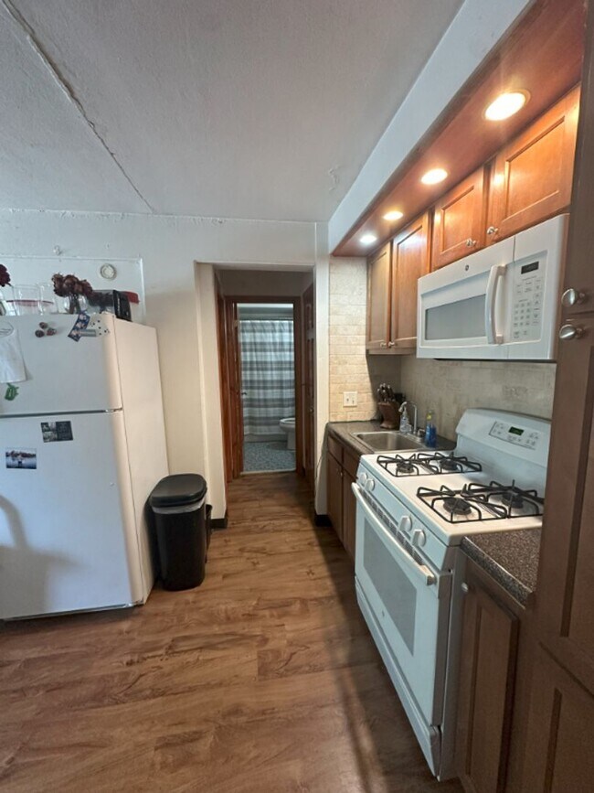 Building Photo - 1BR/1BA Main Level Unit Short Distance to ...