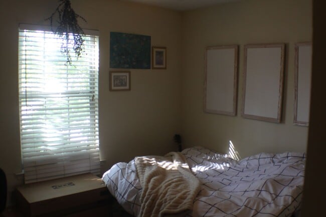 Building Photo - 3 Bedroom Apartment Off of South Lumpkin w...