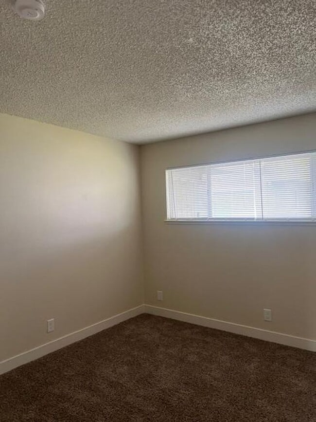 Building Photo - REMODELED 2 BED UNIT W/ GARAGE! $500 OFF FIRST MONTH'S RENT!!