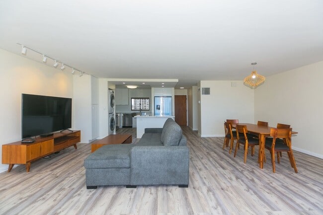 Building Photo - Canterbury Place - Fully renovated with hi...