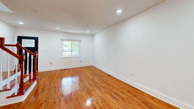 Building Photo - Recently Renovated Stunning Two Bedroom/Three & a Half Bathroom for Rent