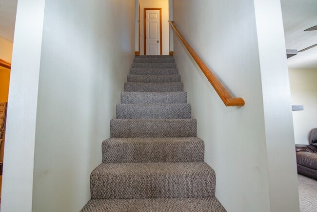 Building Photo - 650 Farmington Dr