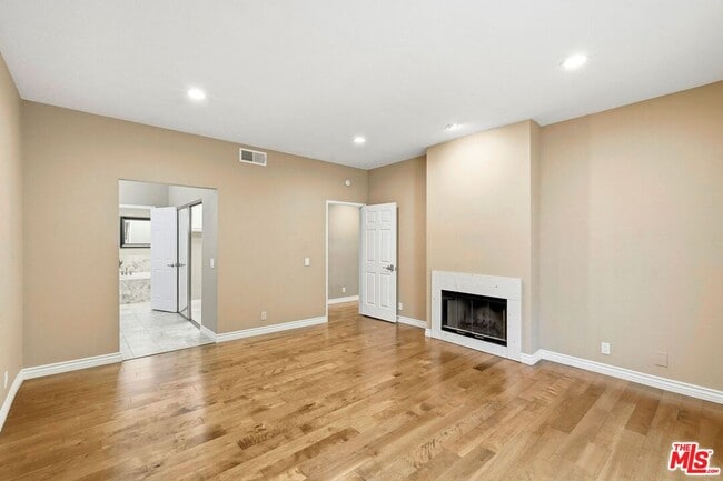 Building Photo - 6505 Beachview Dr