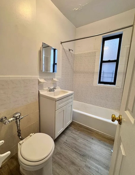 Building Photo - 2851 Valentine Ave