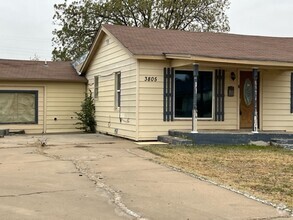 Building Photo - 1/2 off 1st months Rent 3 or 4 Bedroom 1 Bath
