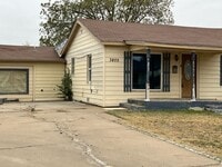 Building Photo - 1/2 off 1st months Rent 3 or 4 Bedroom 1 Bath